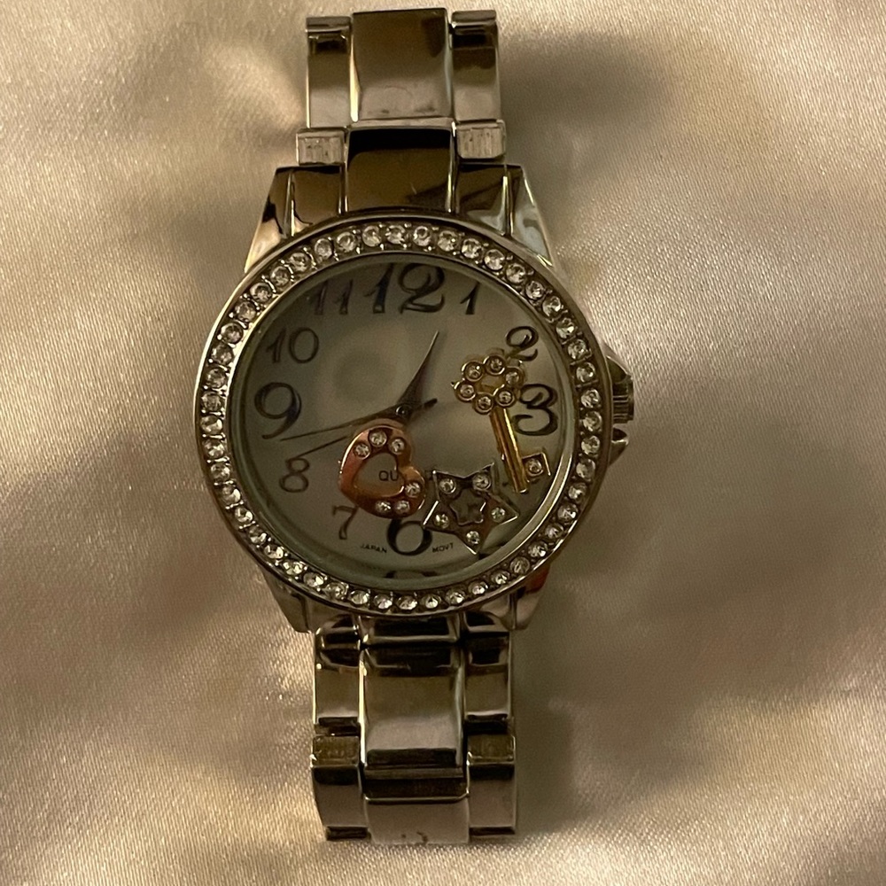 VGC Vintage AVON Floating Charms Silver tone Wristwatch. - Picture 5 of 16